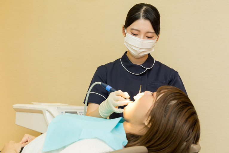 定期的なクリーニング（PMTC）を受ける